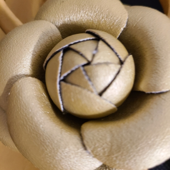 OKA b. Sandals Thong Flip-Flops Gold Flowers Comfy - Picture 4 of 10